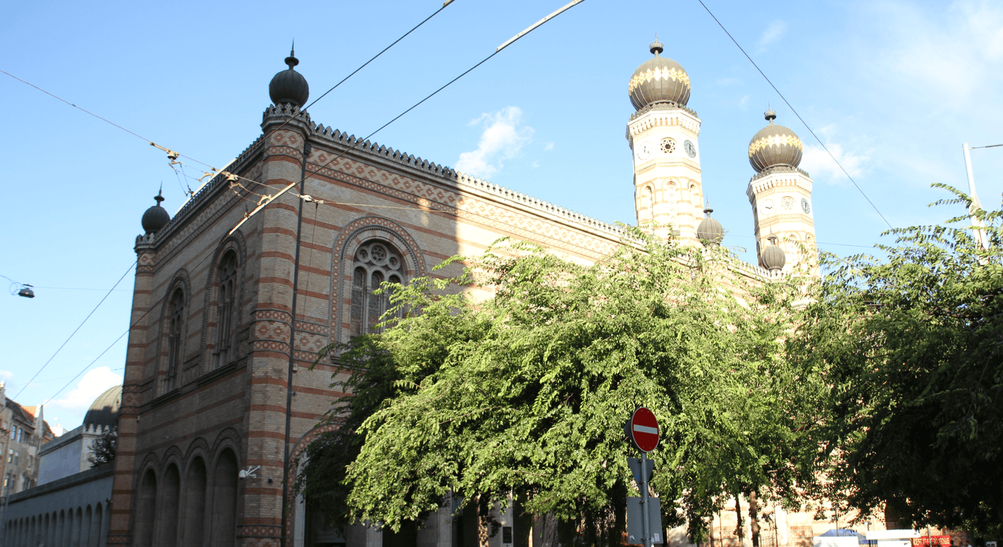 Budapest's Jewish Quarter: History by Day, Quiet Courtyards by Evening
