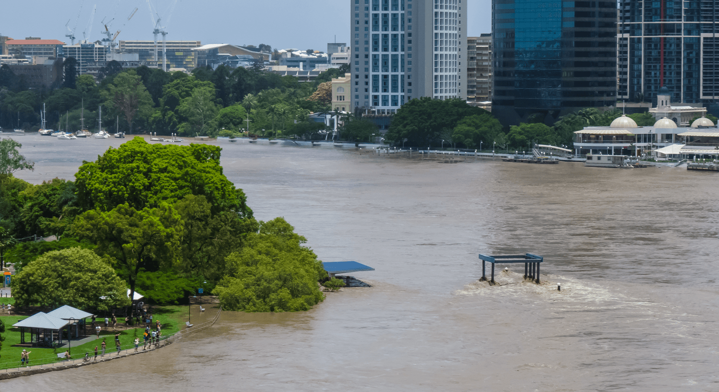 Kangaroo Point Cliffs and the Green Bridge: Brisbane's River at Eye Level