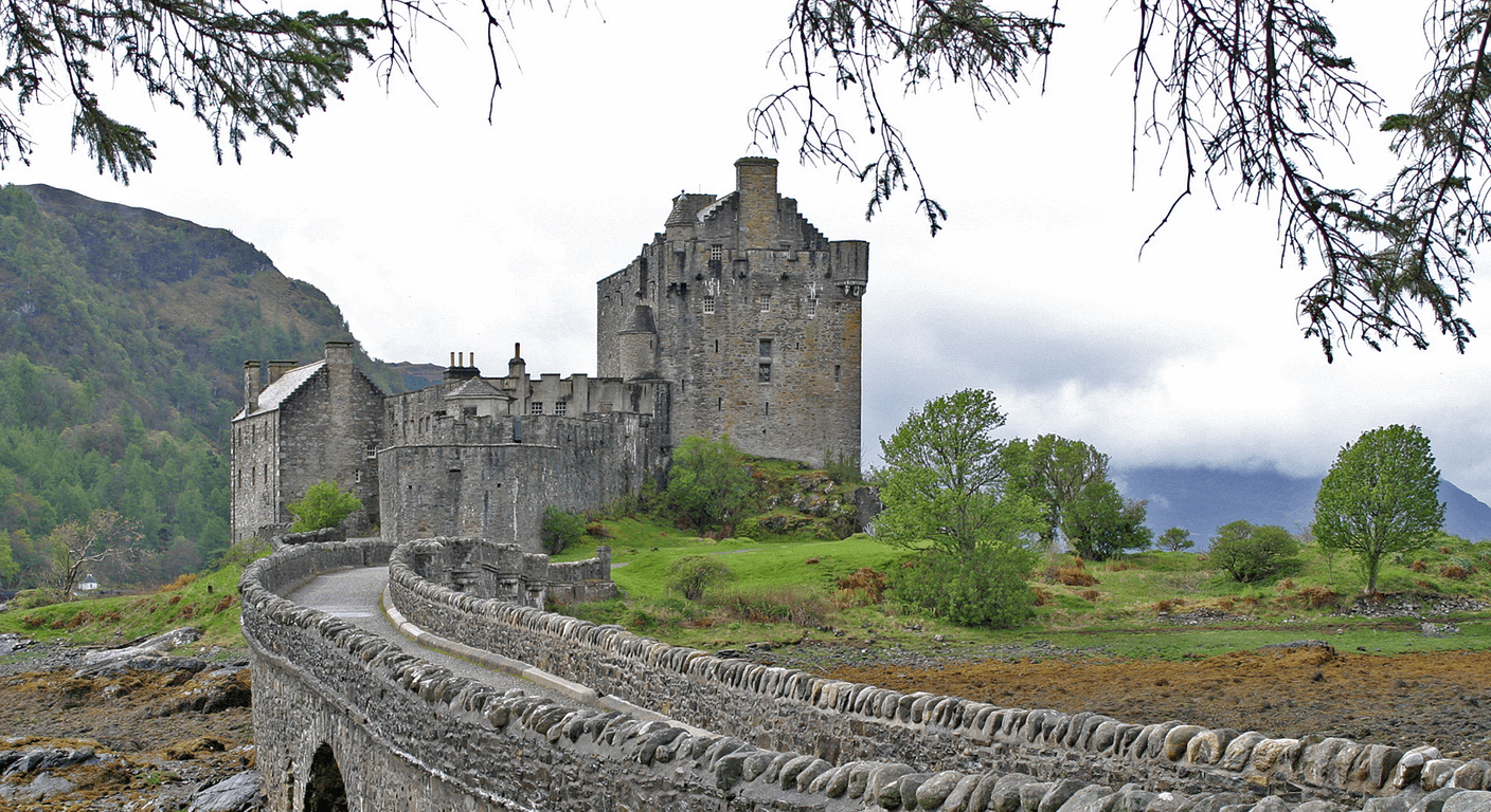 Scottish Highlands by Coach: Lochs, Castles and No Driving on the Wrong Side