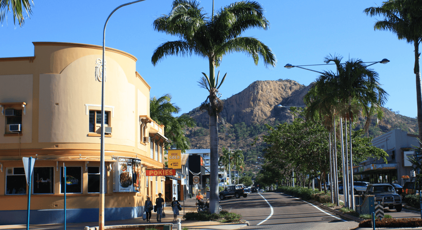 Townsville's Strand and Castle Hill: A Waterfront Day in the Dry Tropics